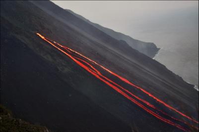 lava flows on Sciara del Fuoco